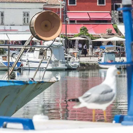 Διαμέρισμα 15 *