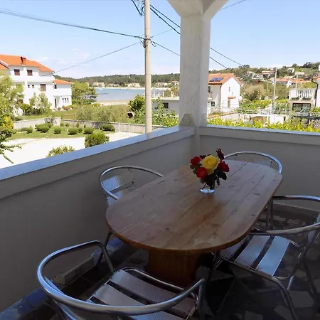 Διαμέρισμα 15 *